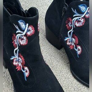 Carlos by Carlos Santana Black Floral Embroidered Booties
